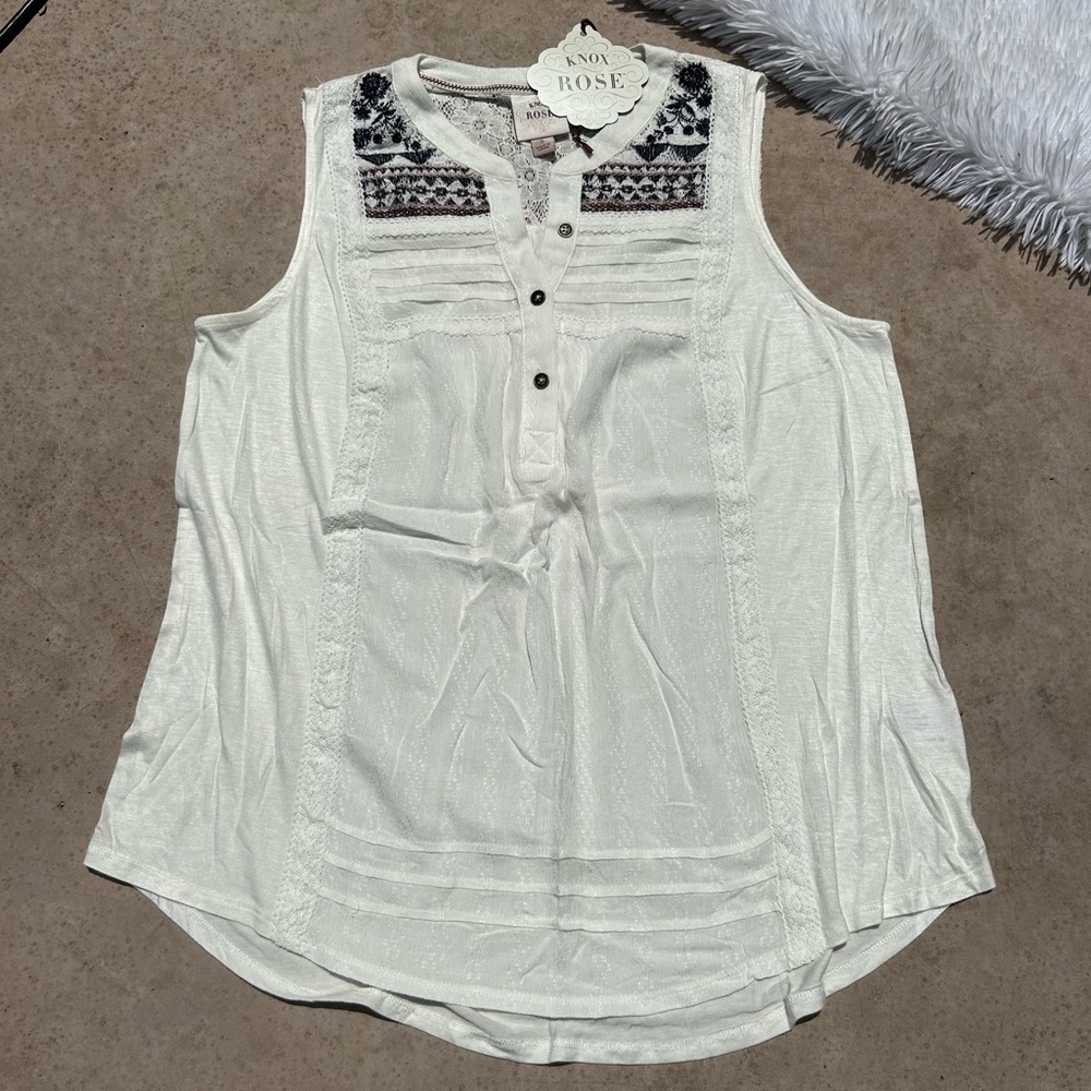 Knox Rose from Target Sleeveless Top with Lace Detail and Buttons Size Small NEW